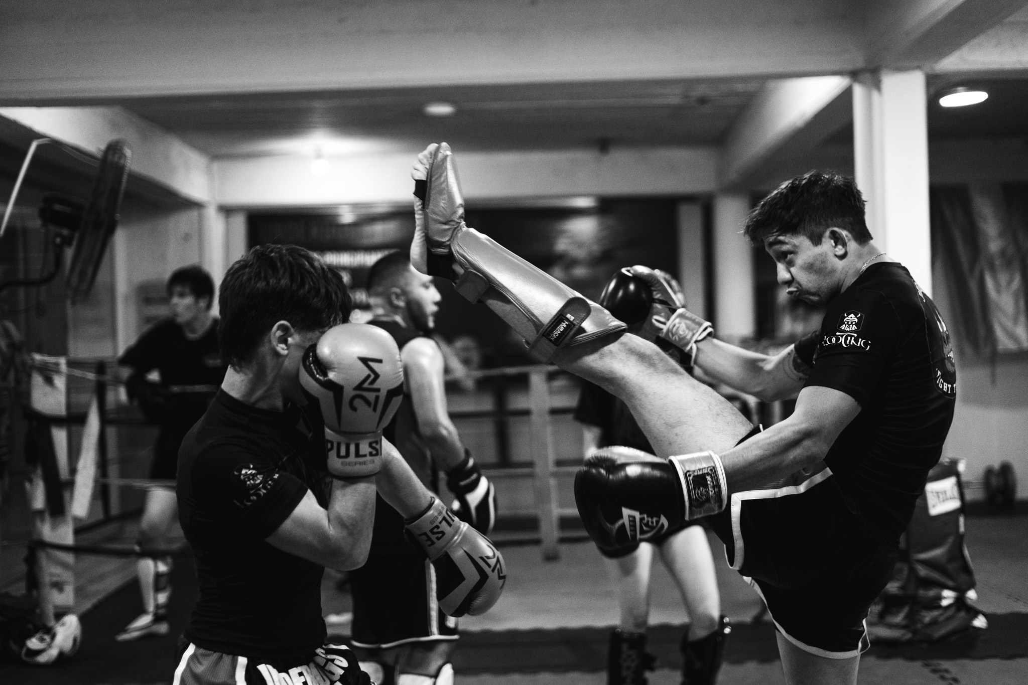 Práctica de patadas en Underdogs Fight Club